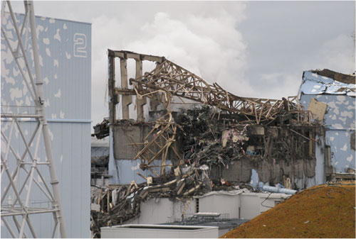 福島原発事故　爆発後の３号機原子炉建屋の外観